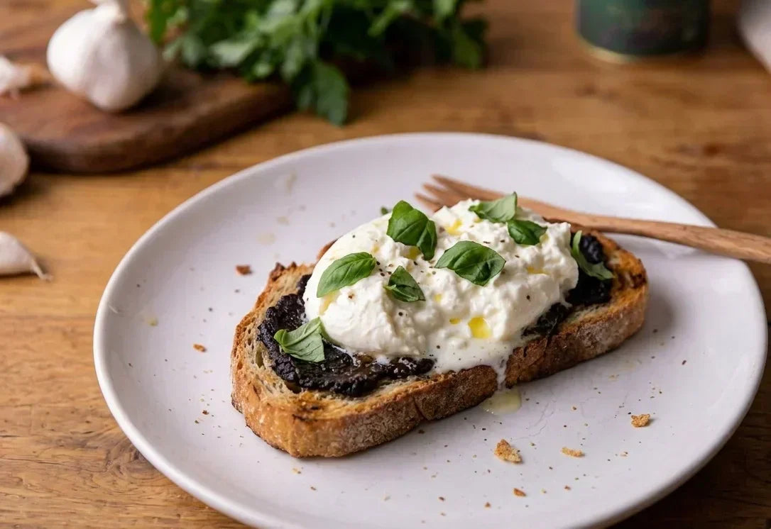 Bruschetta aglio nero, burrata e basilico