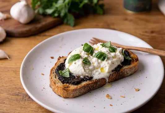 Bruschetta aglio nero, burrata e basilico