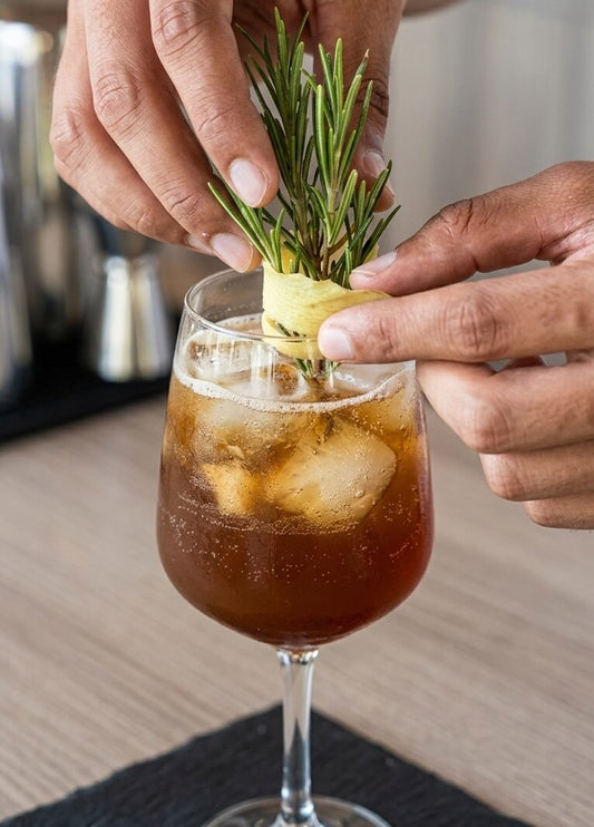 Gin tonic agrumato all'aglio nero