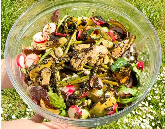 Insalatona di primavera con dressing di aglio nero