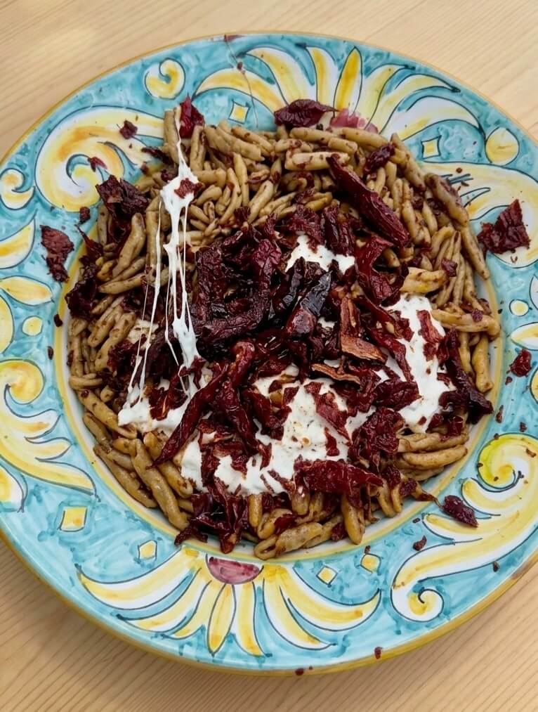 Pasta con peperone crusco, stracciatella e aglio nero